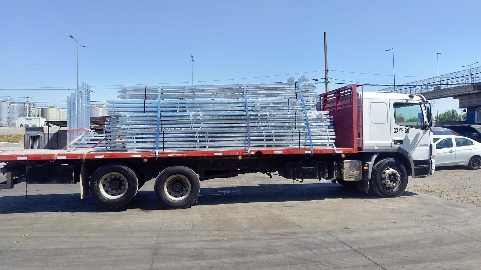 Camión plano CVP transportando estructuras metálicas